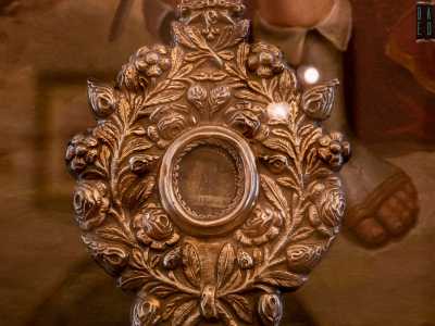 ...e soprattutto una reliquia del martire: un dito, incastonato in reliquiario argentato